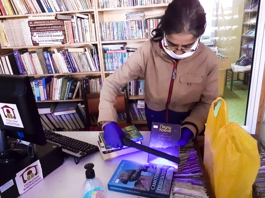 Мобилна библиотека доставя книги до домовете на читатели